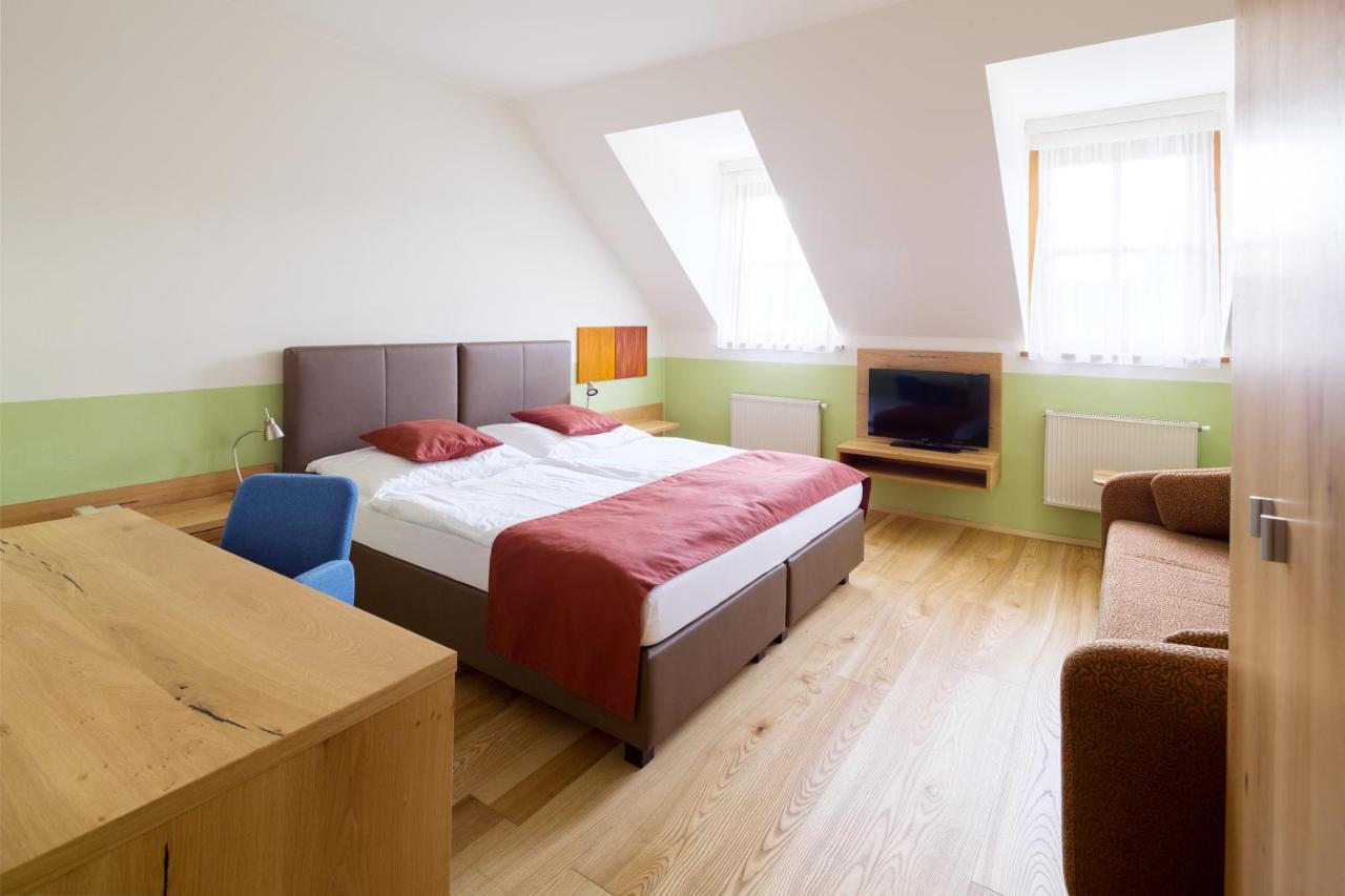 Weingut & Gastezimmer Edelmann Göttlesbrunn Exteriör bild