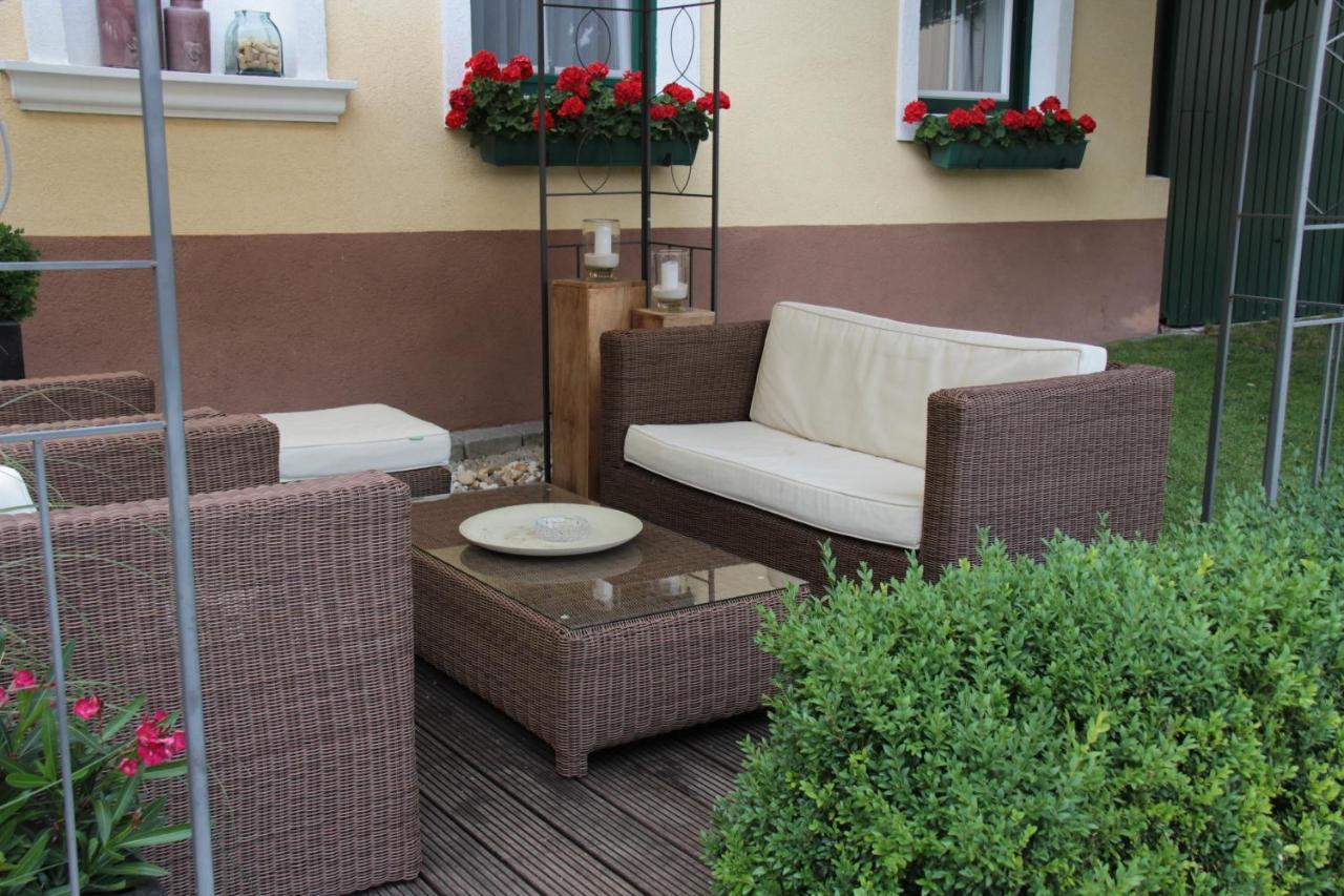 Weingut & Gastezimmer Edelmann Göttlesbrunn Exteriör bild