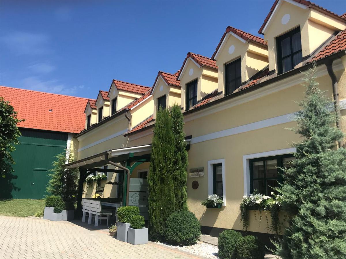 Weingut & Gastezimmer Edelmann Göttlesbrunn Exteriör bild